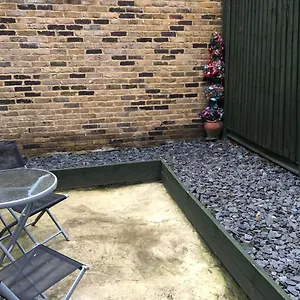https://modern-apartment-in-twickenham-highstreet.brighton-hotels-england.com