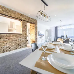 https://spacious-modern-3-bed-house-near-heathrow-airport.brighton-hotels-england.com