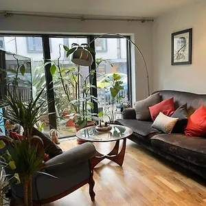 https://eclectic-east-london-hideaway-with-en-suite.cambridgehotelsuk.com