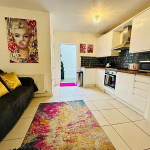 https://central-location-modern-north-lanes-holiday-cottage.brighton-hotels-england.com